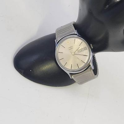 TIMEX QUARTZ M CELL WATER RESISTANT SILVER TONED STRETCHY BAND WATCH