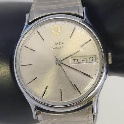 TIMEX QUARTZ M CELL WATER RESISTANT SILVER TONED STRETCHY BAND WATCH