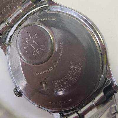 TIMEX QUARTZ M CELL WATER RESISTANT SILVER TONED STRETCHY BAND WATCH