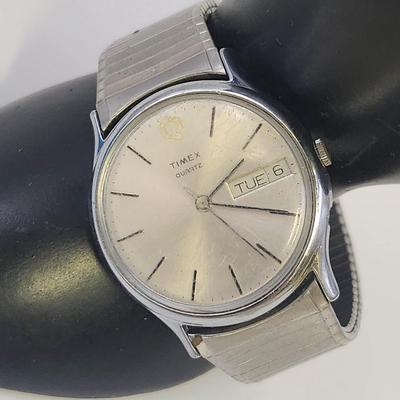 TIMEX QUARTZ M CELL WATER RESISTANT SILVER TONED STRETCHY BAND WATCH