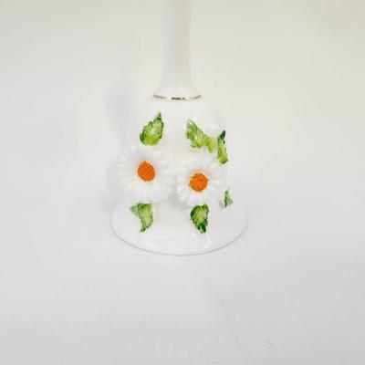 BEAUTIFUL CERAMIC DAISY WHITE BELL