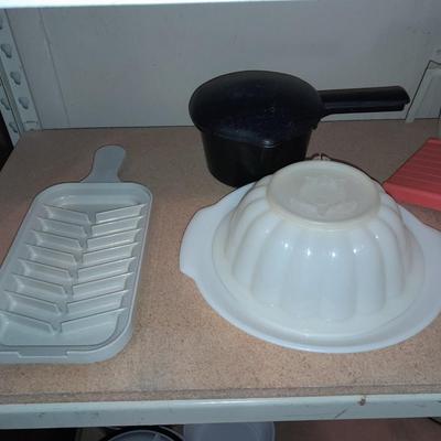Plastic Kitchenware, microwave bacon plate, lidded food storage, grater, Jello mold, and more