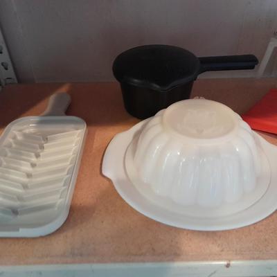 Plastic Kitchenware, microwave bacon plate, lidded food storage, grater, Jello mold, and more