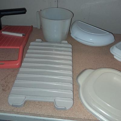 Plastic Kitchenware, microwave bacon plate, lidded food storage, grater, Jello mold, and more