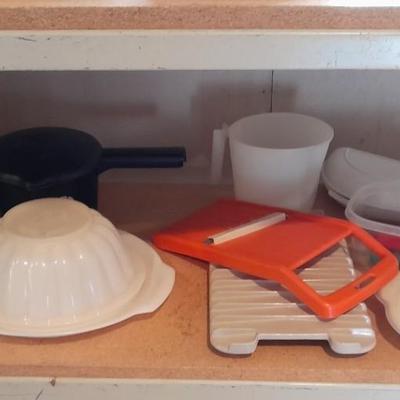 Plastic Kitchenware, microwave bacon plate, lidded food storage, grater, Jello mold, and more