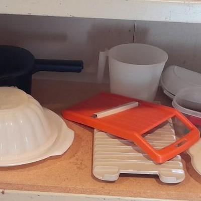 Plastic Kitchenware, microwave bacon plate, lidded food storage, grater, Jello mold, and more