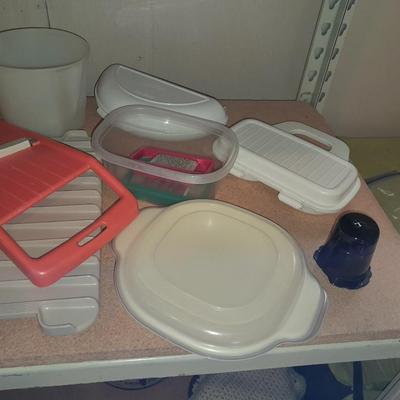 Plastic Kitchenware, microwave bacon plate, lidded food storage, grater, Jello mold, and more