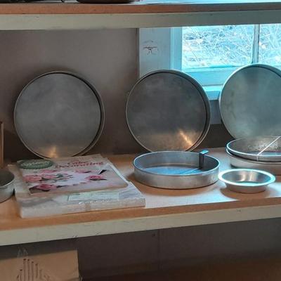 Cake pans, tower cake, Wilton Cake decorating Pampered Chef Decorator bottle set and more