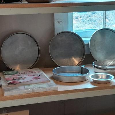 Cake pans, tower cake, Wilton Cake decorating Pampered Chef Decorator bottle set and more