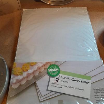 Cake pans, tower cake, Wilton Cake decorating Pampered Chef Decorator bottle set and more