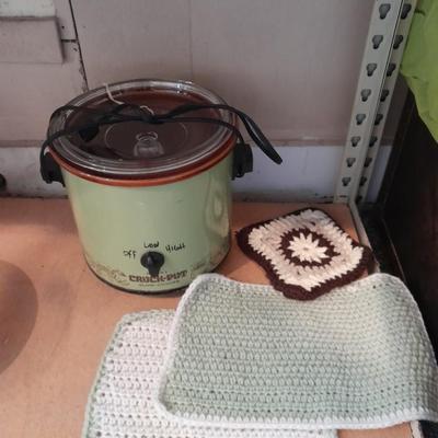 Vintage Green Rival electric crock pot Model 3100/2 with crocheted hot pads