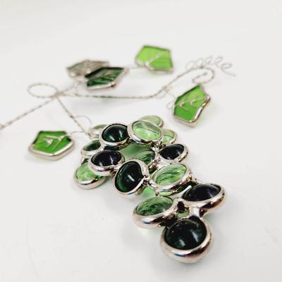 BEAUTIFUL GRAPE & LEAVES GLASS SUN CATCHER ðŸŒž
