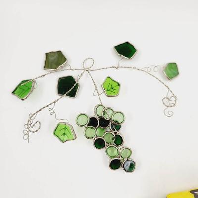 BEAUTIFUL GRAPE & LEAVES GLASS SUN CATCHER ðŸŒž