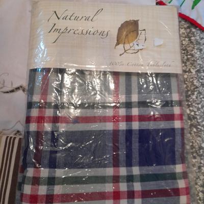 Three vintage aprons, Cacharel napkins, and two table cloths