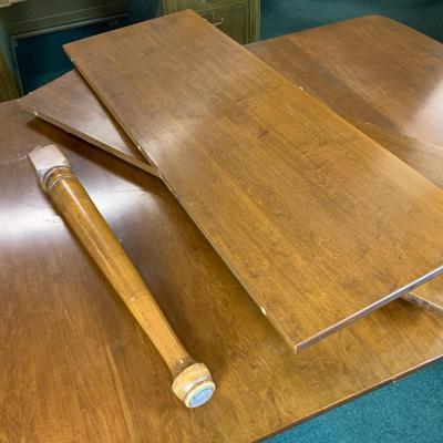 Lot 124 | Dining Room Table with 2 Leaves