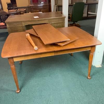 Lot 124 | Dining Room Table with 2 Leaves