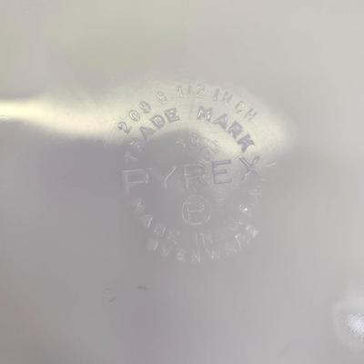 PYREX 8.5 INCH "MAGENTA" PIE PLATE