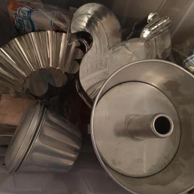Large Bakeware Collection! Molds, cake pans, Angel Food pan, tarts and more!