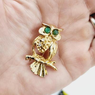 VINTAGE GOLD TONED OWL PIN