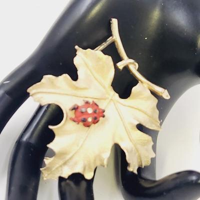 VINTAGE SARAH COVENTRY GOLD TONED LEAF W/ LADY BUG BROOCH