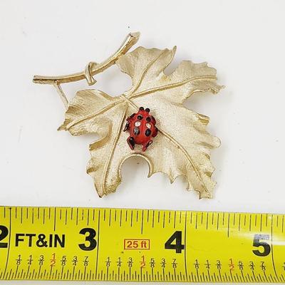 VINTAGE SARAH COVENTRY GOLD TONED LEAF W/ LADY BUG BROOCH