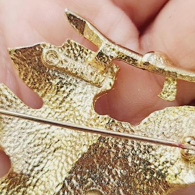 VINTAGE SARAH COVENTRY GOLD TONED LEAF W/ LADY BUG BROOCH