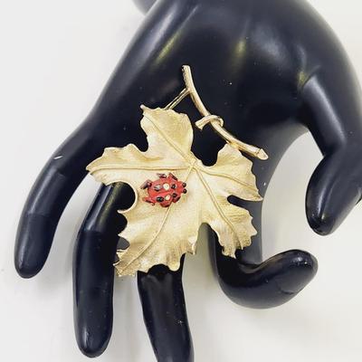 VINTAGE SARAH COVENTRY GOLD TONED LEAF W/ LADY BUG BROOCH