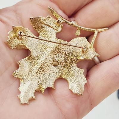 VINTAGE SARAH COVENTRY GOLD TONED LEAF W/ LADY BUG BROOCH
