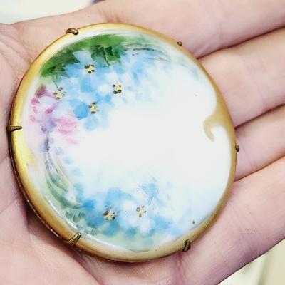 ANTIQUE HAND PAINTED FLOWERS PORCELAIN GOLD TRIM PAINTED PIN