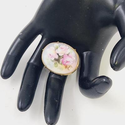 ANTIQUE HAND PAINTED FLOWER PORCELAIN GOLD TRIMMED PAINTED BROOCH