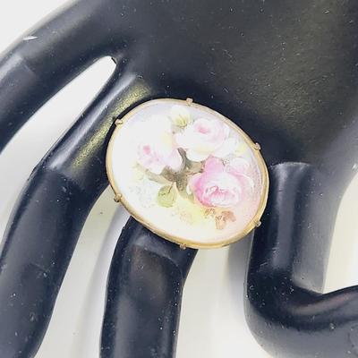 ANTIQUE HAND PAINTED FLOWER PORCELAIN GOLD TRIMMED PAINTED BROOCH