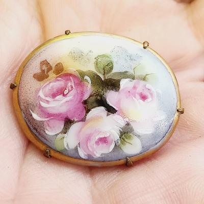 ANTIQUE HAND PAINTED FLOWER PORCELAIN GOLD TRIMMED PAINTED BROOCH