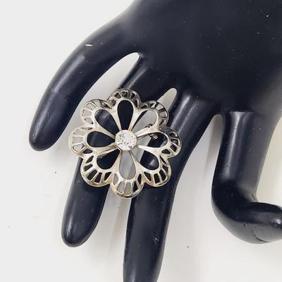 STUNNING VINTAGE SILVER TONED FLOWER PIN