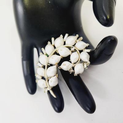 VINTAGE LISNER MILK GLASS BROOCH