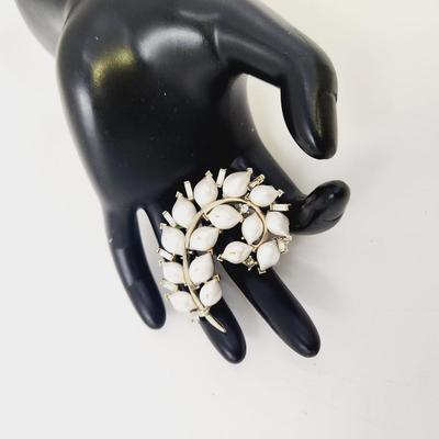 VINTAGE LISNER MILK GLASS BROOCH