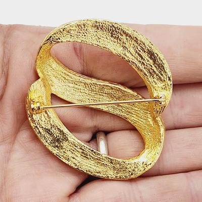 BEAUTIFUL VINTAGE SWIRL RHINESTONE GOLD TONED BROOCH