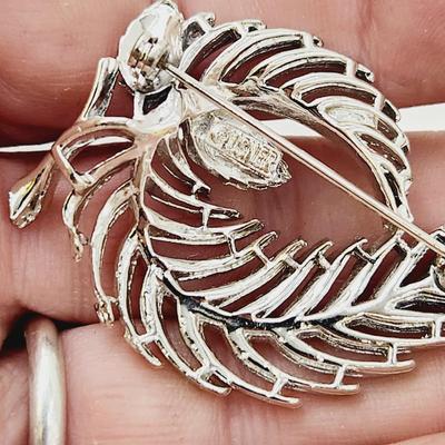 VINTAGE LISNER SILVERTONED FEATHER BROOCH