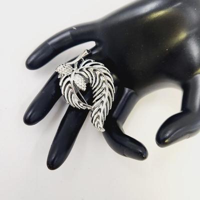 VINTAGE LISNER SILVERTONED FEATHER BROOCH