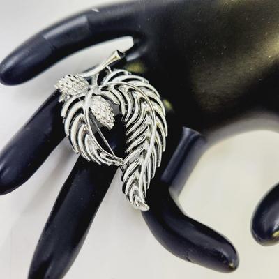 VINTAGE LISNER SILVERTONED FEATHER BROOCH