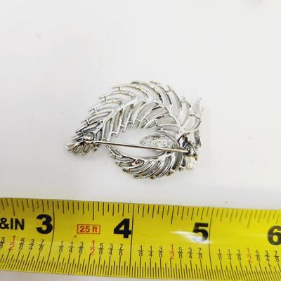 VINTAGE LISNER SILVERTONED FEATHER BROOCH