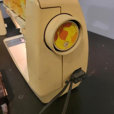 Singer Genie 353 Sewing Machine (BLR-DW) | EstateSales.org