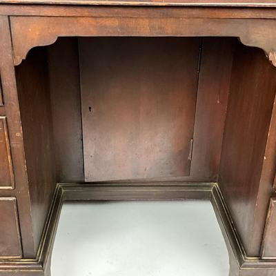 1398 Antique Mahogany Queen Anne Kneehole Desk