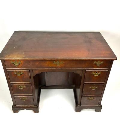 1398 Antique Mahogany Queen Anne Kneehole Desk