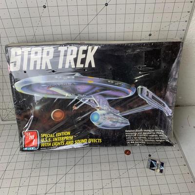 #34 Star Trek Special Edition U.S.S. Enterprise With Lights and Sound Effects