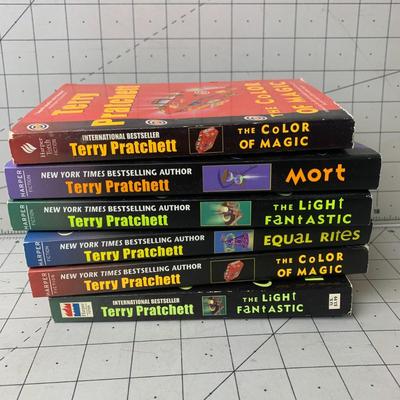 #193 Terry Prachett Paperback Novels