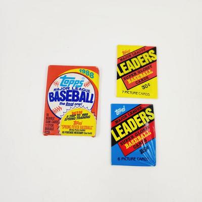 3 UNOPENED PACKS OF TOPPS BASEBALL CARDS