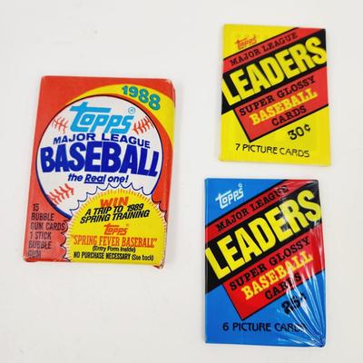 3 UNOPENED PACKS OF TOPPS BASEBALL CARDS