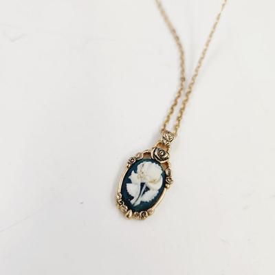 VINTAGE SARAH COVENTRY MOLDED ROSE GOLD TONED PENDANT NECKLACE