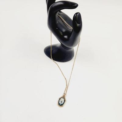 VINTAGE SARAH COVENTRY MOLDED ROSE GOLD TONED PENDANT NECKLACE
