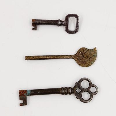 3 PIECE OF ANTIQUE KEYS